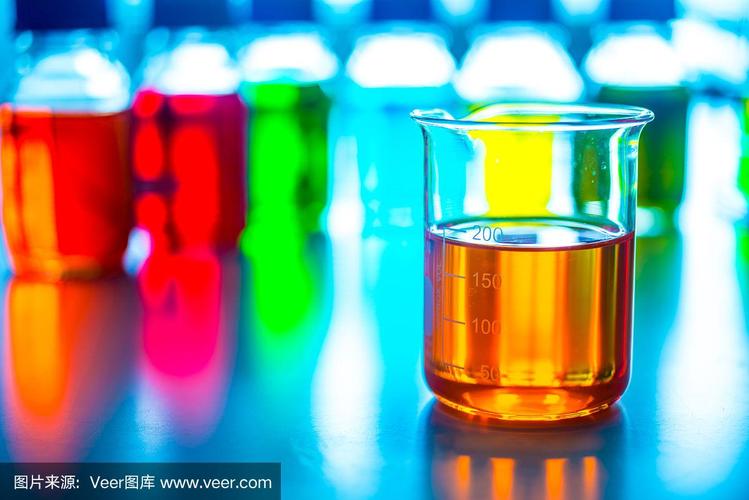 色彩与风险 带彩色液体的实验室玻璃器皿的安全探析